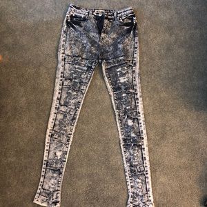 Acid washed ripped skinny jeans